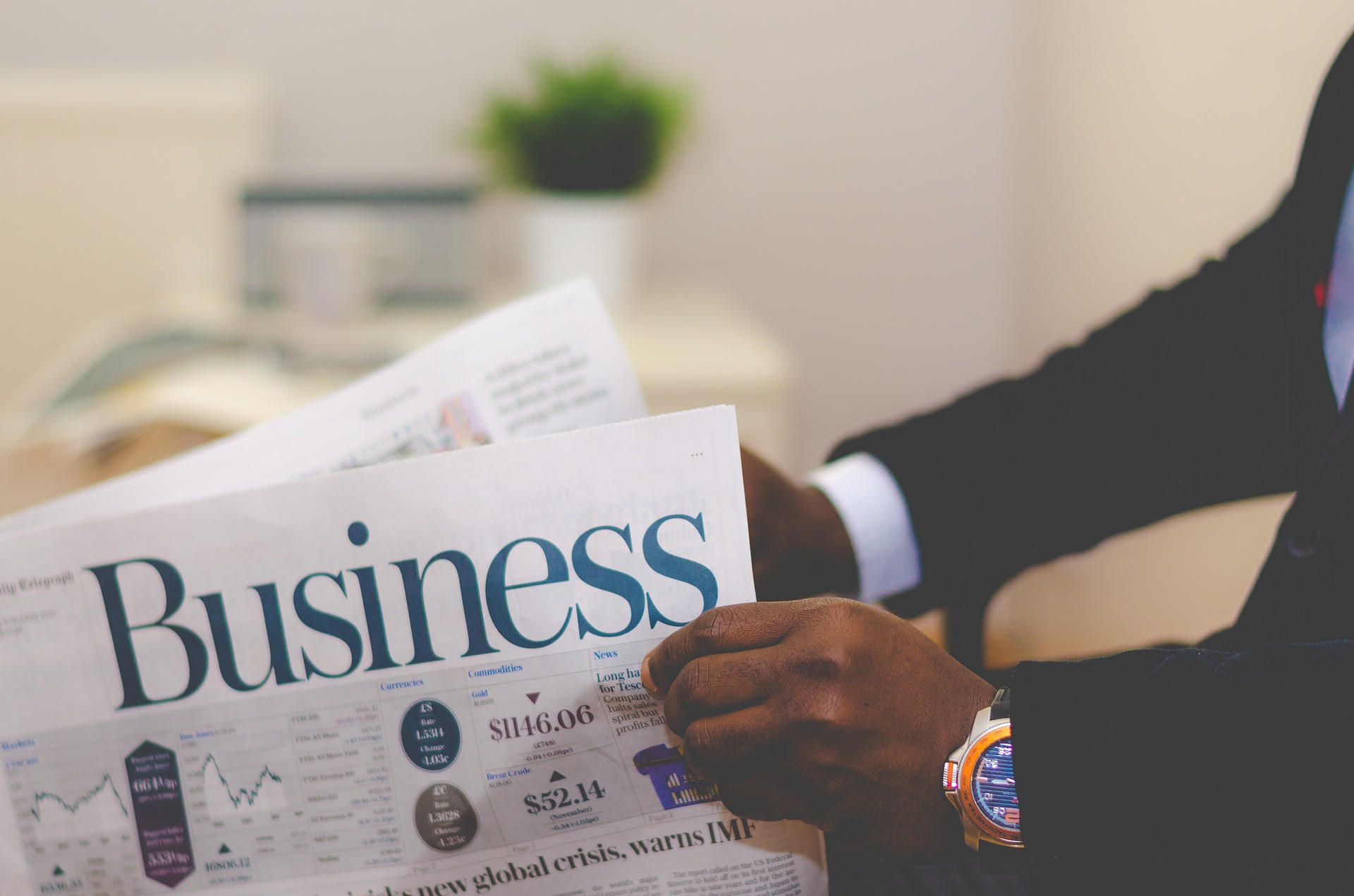 Zajęcia Business English w szkole noProblem Biznesmen czytający angielską gazetę